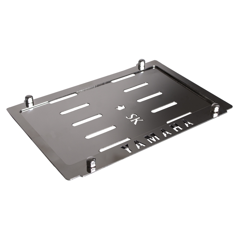 Nerūsējošā tērauda paplāksne zem SK numura zīmes Yamaha