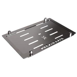 Nerūsējošā tērauda paplāksne zem Honda numura zīmes