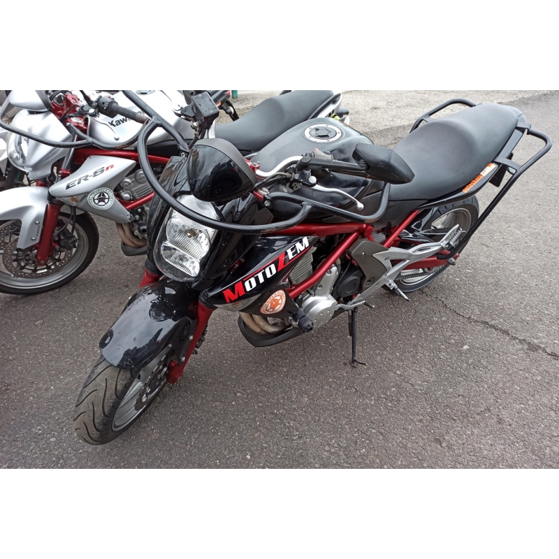 MotoZem logo uzlīme balta