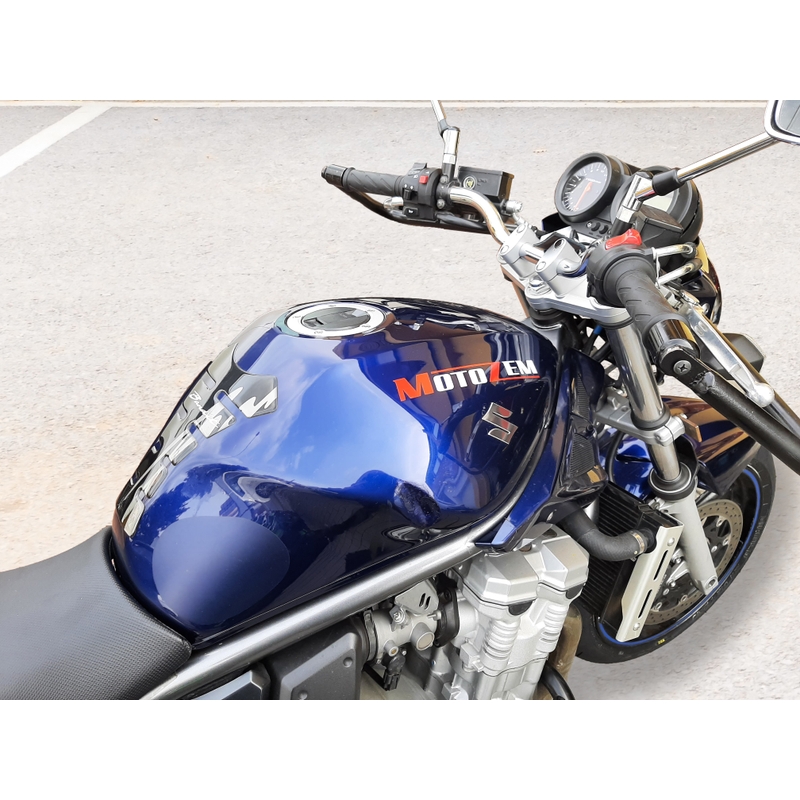 MotoZem logo uzlīme balta