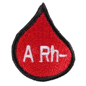 Plāksteris ar A asins grupas pilienu Rh-