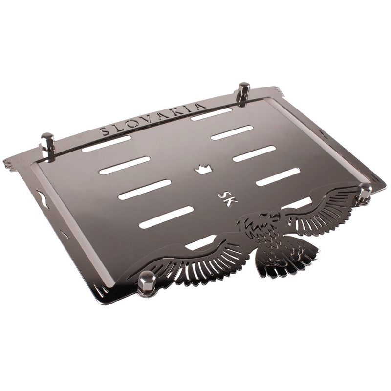 Nerūsējošā tērauda paplāksne zem SK numura zīmes Slovākija