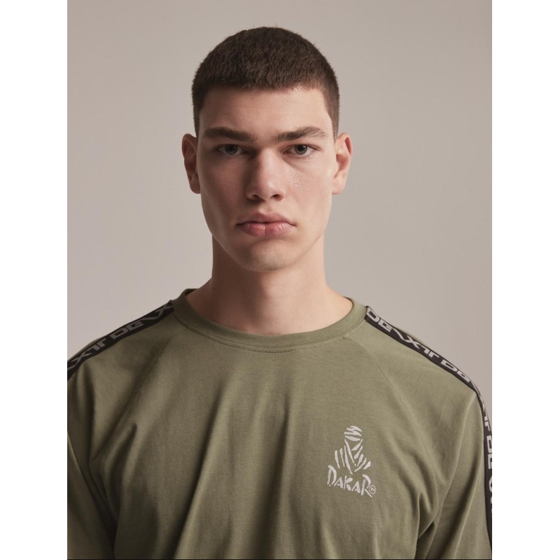 T-krekls ar garām piedurknēm DAKAR DKR LG STRAP haki krāsā