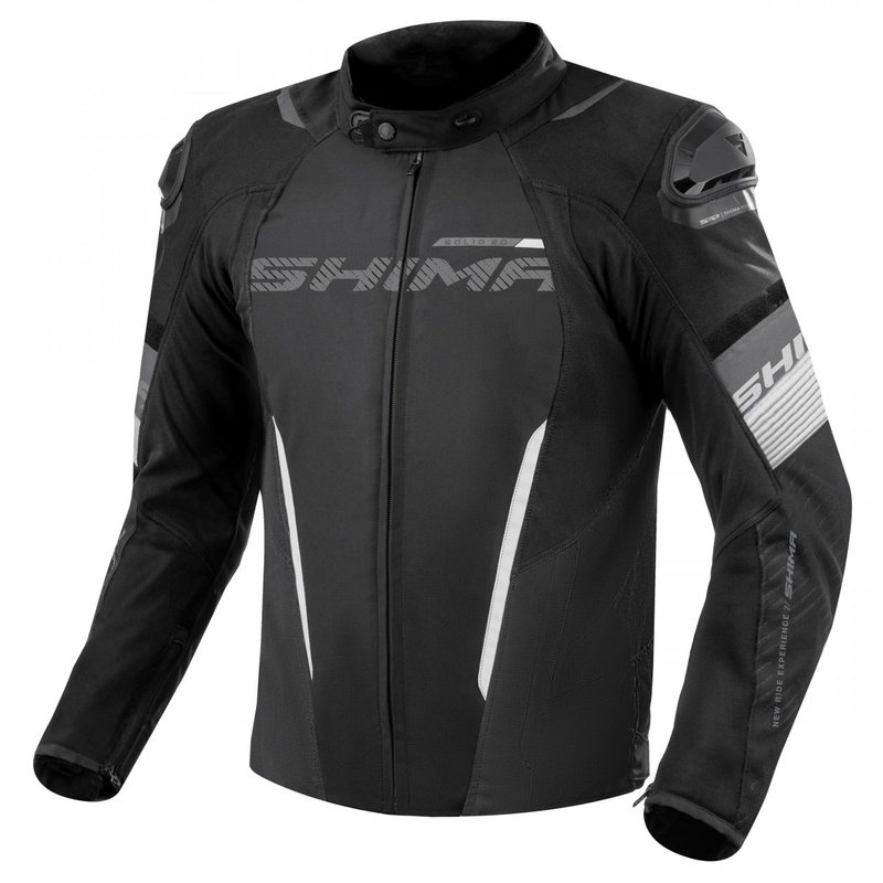 Motocikla jaka Shima Solid 2.0 melnā un baltā krāsā