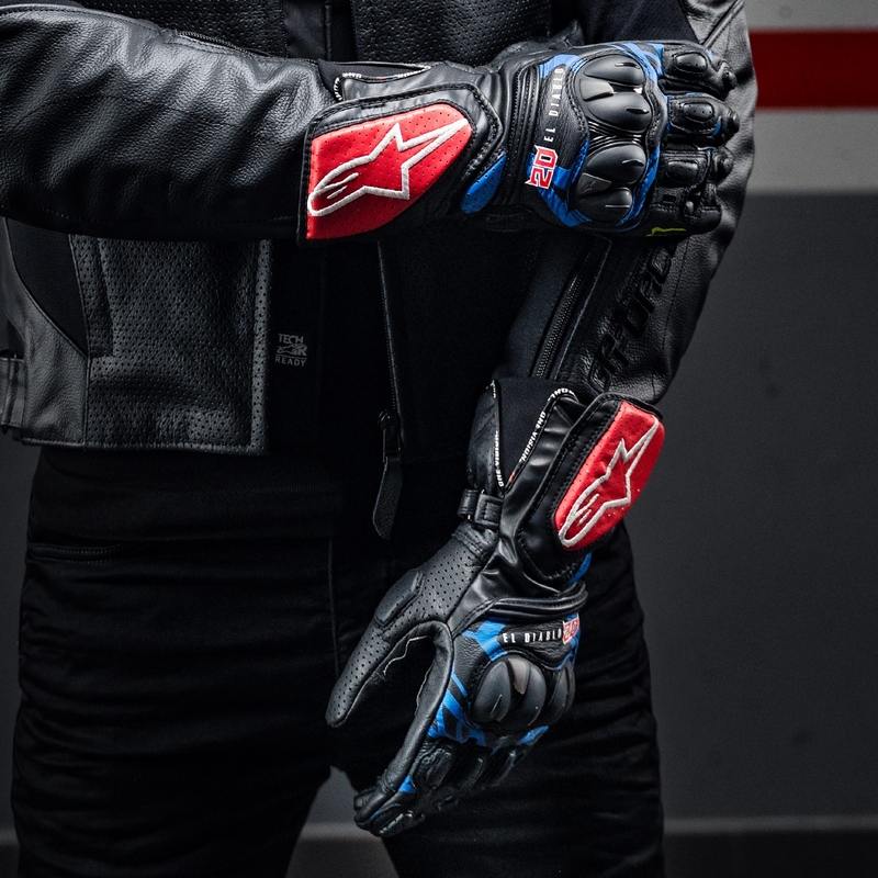 Alpinestars SP-8 3 Monster FQ20 melni-sarkani-zili-balti motocikla cimdi