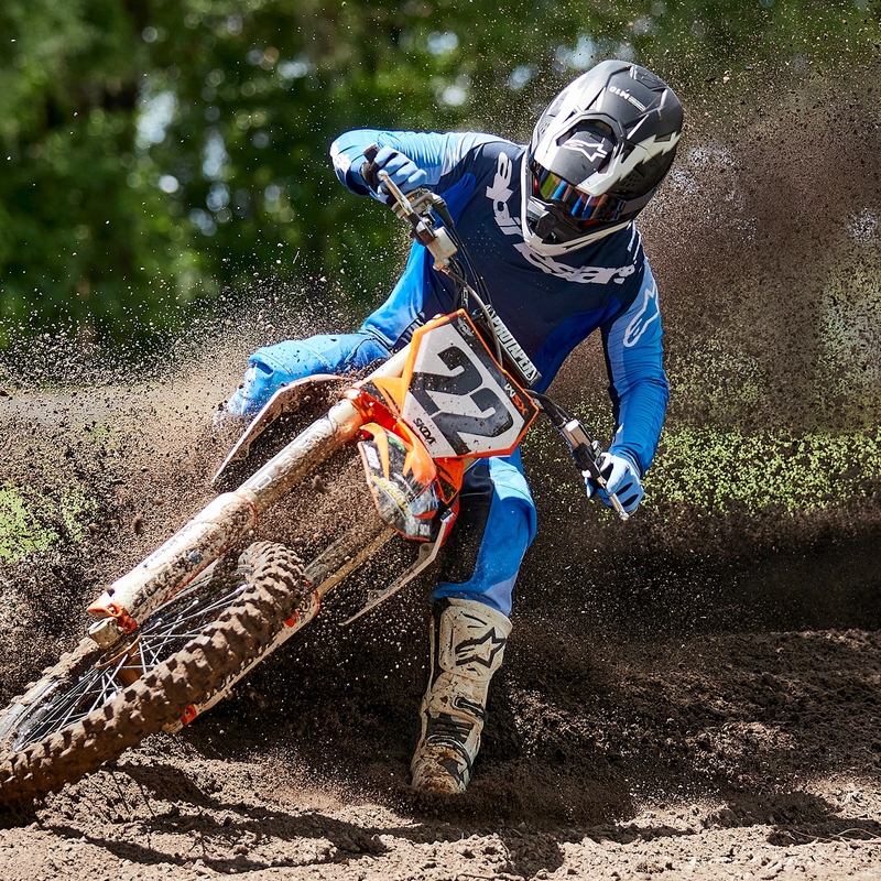 Alpinestars Supertech S-M10 Ampress motokrosa ķivere matēti melnā un baltā krāsā