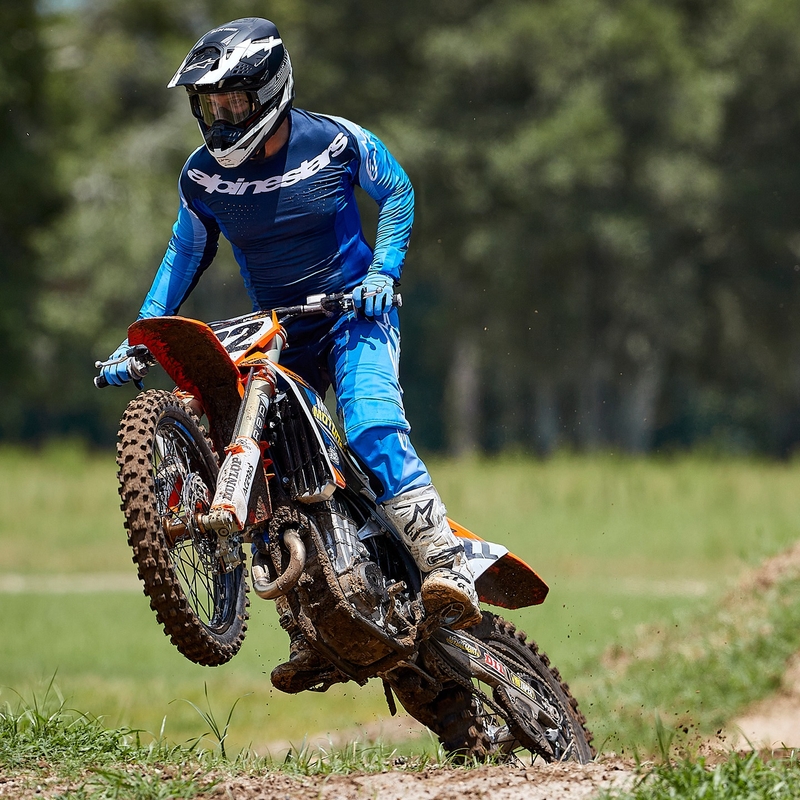 Alpinestars Supertech S-M10 Ampress motokrosa ķivere matēti melnā un baltā krāsā