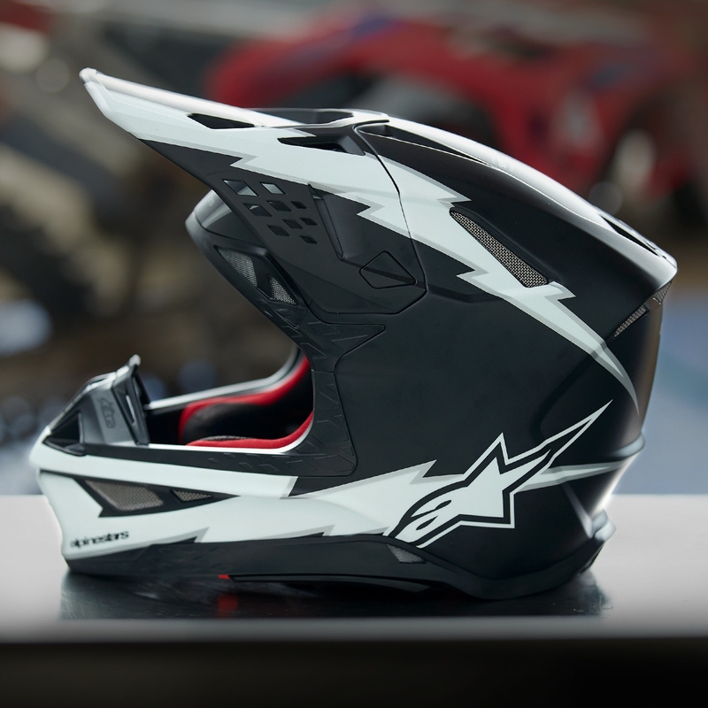 Alpinestars Supertech S-M10 Ampress motokrosa ķivere matēti melnā un baltā krāsā