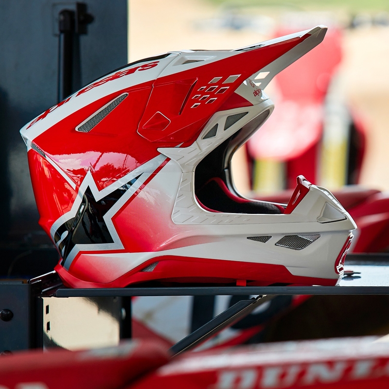 Alpinestars Supertech S-M10 Unite motokrosa ķivere sarkanā un baltā krāsā