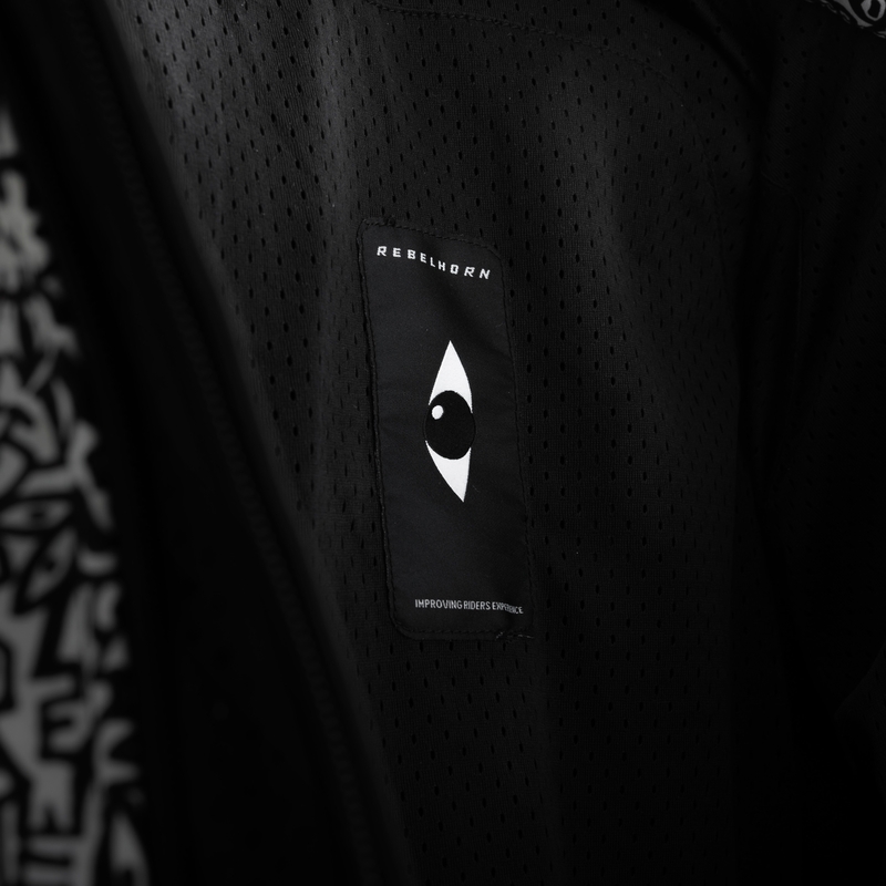 Softshell motocikla jaka Rebelhorn Slash Noriaki melnā un baltā krāsā