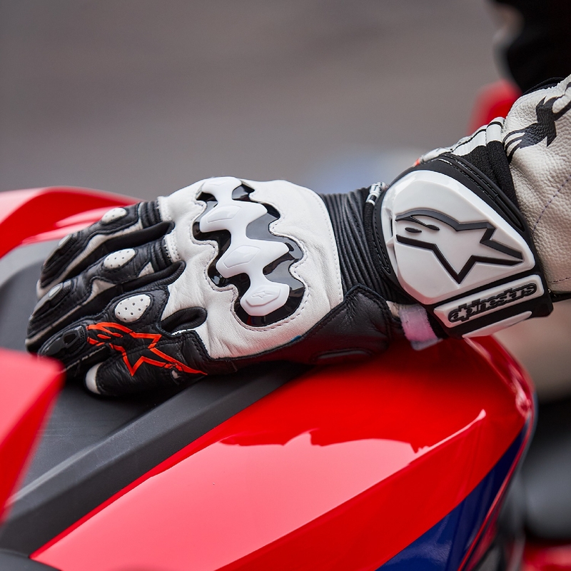 Alpinestars GP PRO R 4 motocikla cimdi melni un balti