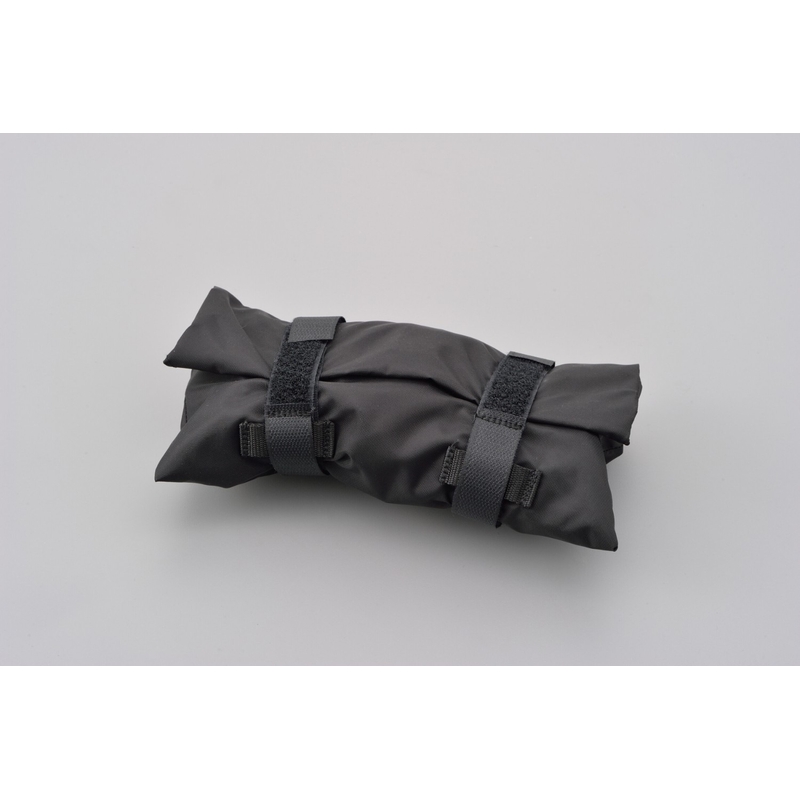 Elastīgs bagāžas tīkls motociklam ar plastmasas āķiem Daytona 30 x 30 cm melns