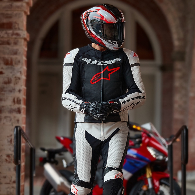 Alpinestars GP Force Lurv baltā-melnā-fluo sarkanā ādas divdaļīgais kombinezons