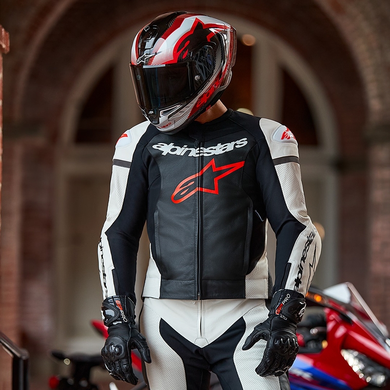 Alpinestars GP Force Lurv baltā-melnā-fluo sarkanā ādas divdaļīgais kombinezons