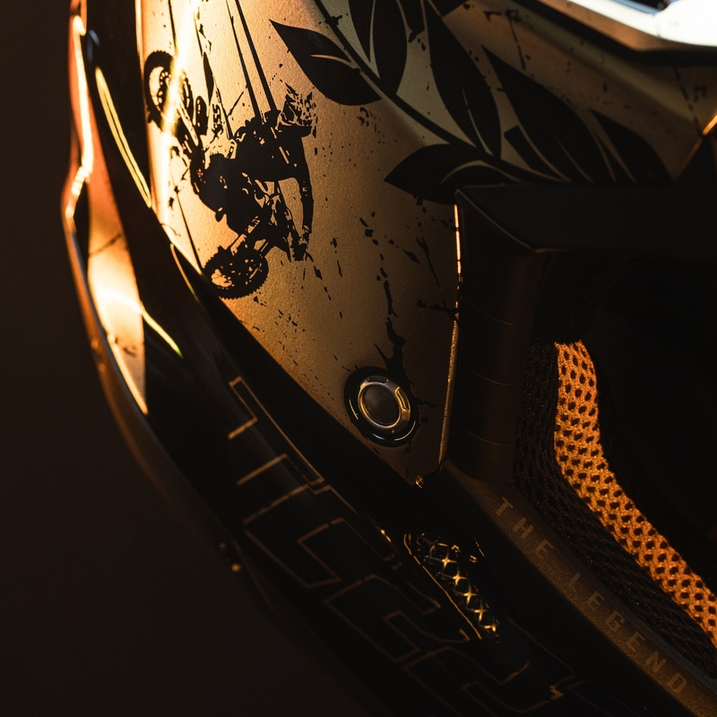 Motokrosa ķivere Airoh Aviator 3.0 "TC 222 THE LEGEND" melns-zelts