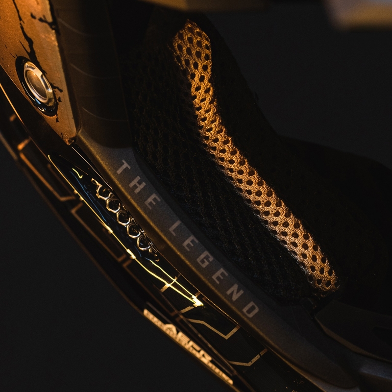 Motokrosa ķivere Airoh Aviator 3.0 "TC 222 THE LEGEND" melns-zelts