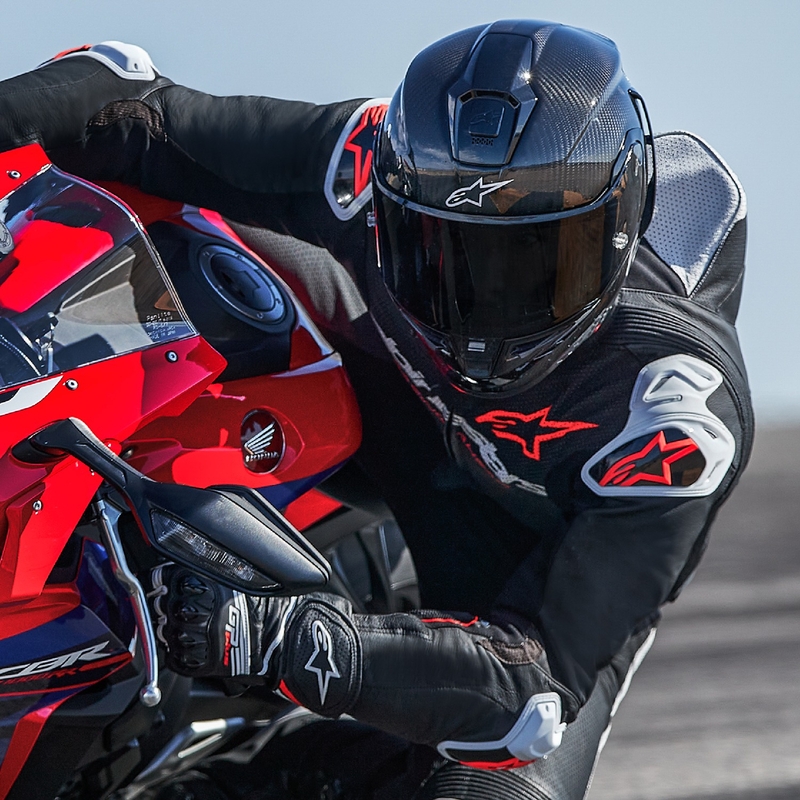 Alpinestars GP-R7 Tech-Air gatavs/kombinābils melns-balts-fluo sarkans viengabala ādas motocikla kombinezons