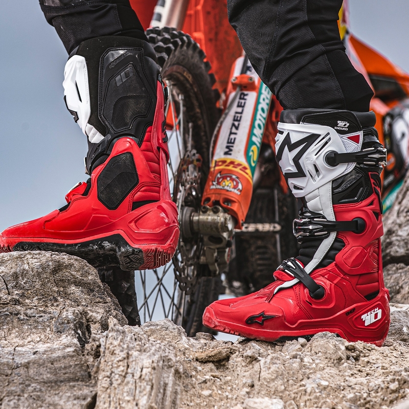Alpinestars Tech 10 Enduro sarkani-melni-balti motocikla zābaki