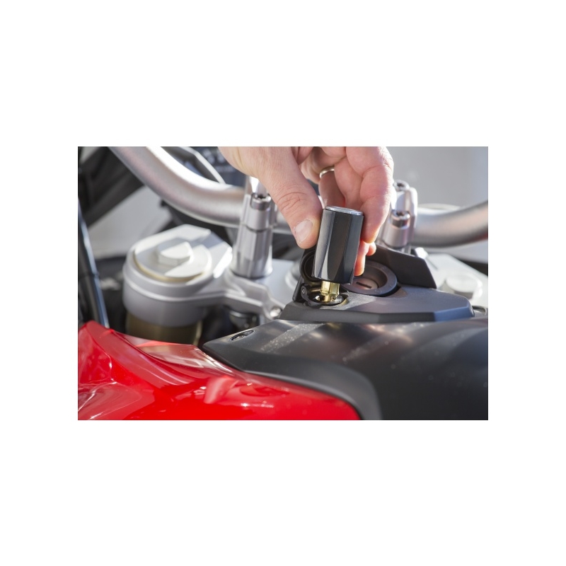 DIN adapteris no mazas moto rozetes uz auto rozeti