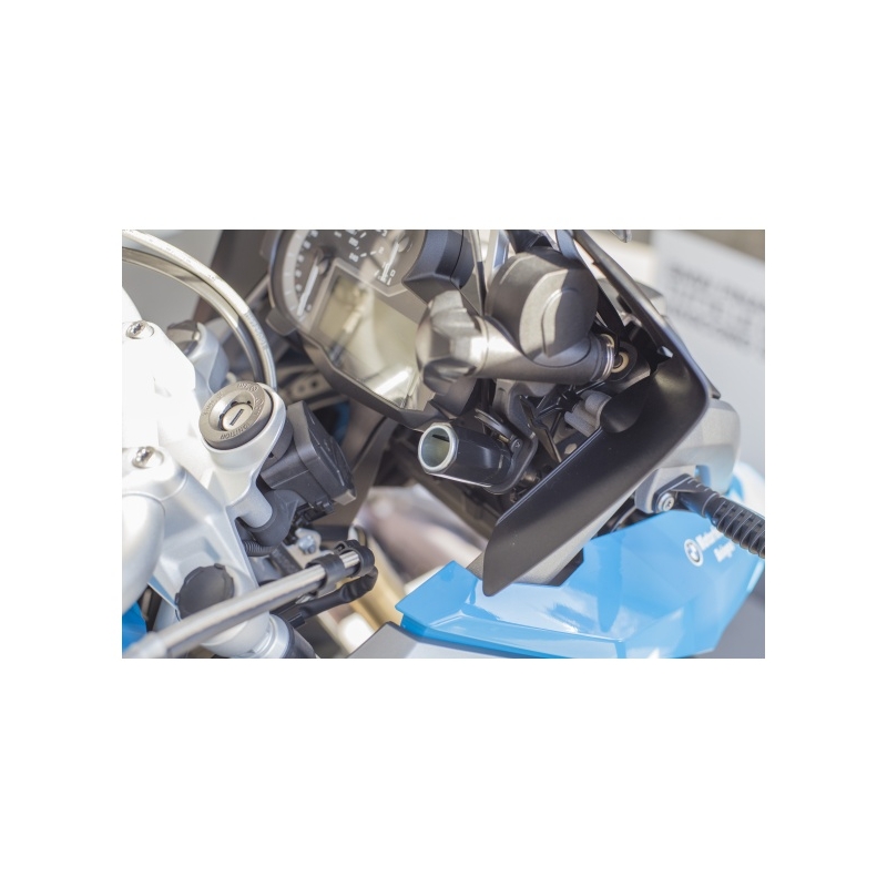 DIN adapteris no mazas moto rozetes uz auto rozeti