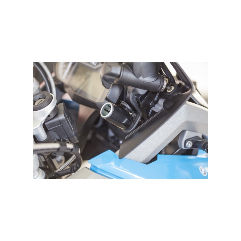 DIN adapteris no mazas moto rozetes uz auto rozeti