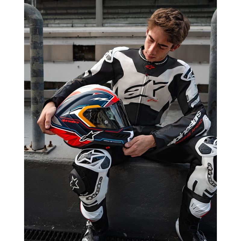 Alpinestars Supertech R-10 limited edition Pedro Acosta matēta zilā, sarkanā un baltā integrālā motocikla ķivere