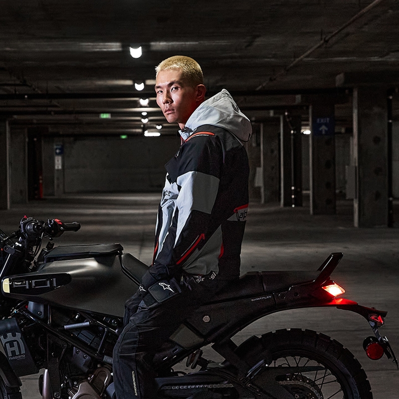 Alpinestars MOGRESS AIR melna-mandeļkrāsas-oranža motocikla jaka