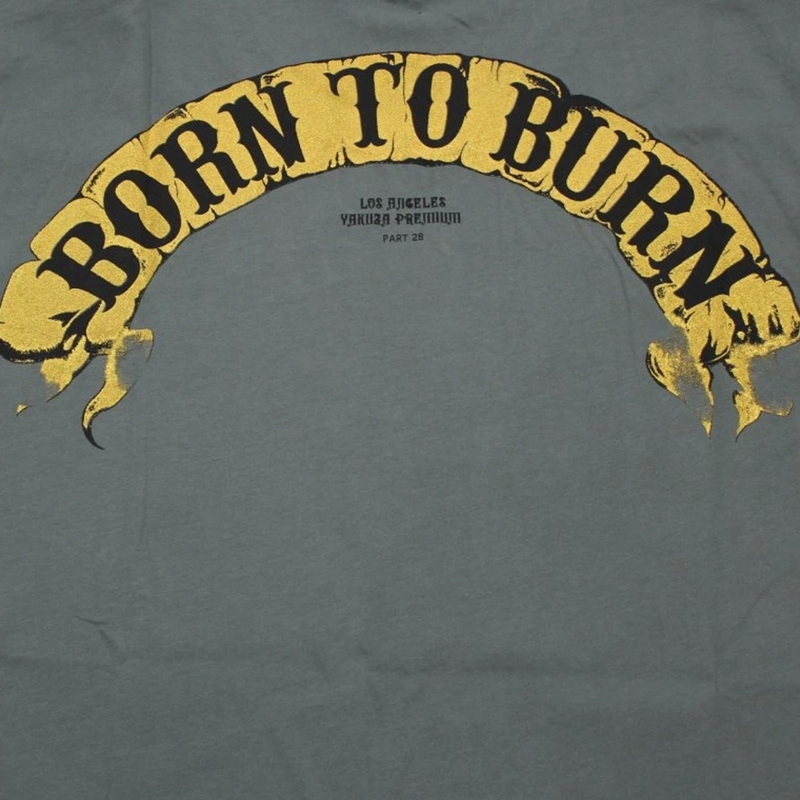 T-krekls Yakuza Premium Born To Burn Flying Riots Los Angeles olīvu zaļš