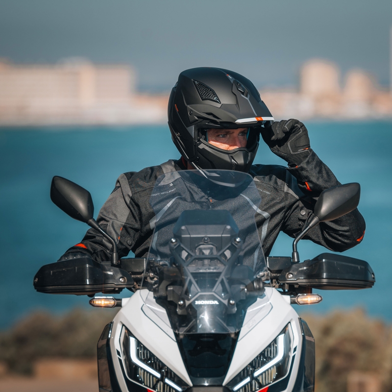 MT Streetfighter SV S Solid A1 atvērtā sejas ķivere ar masku melna matēta