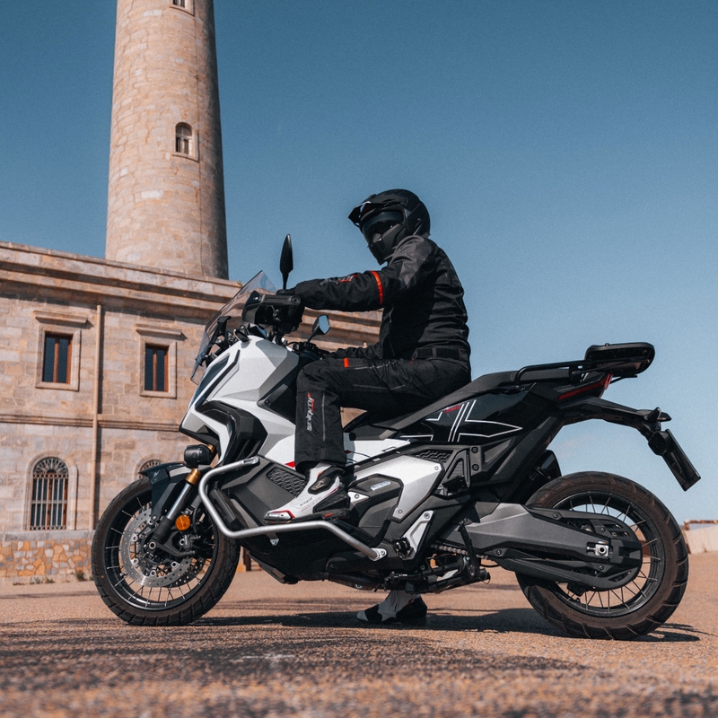 MT Streetfighter SV S Solid A1 atvērtā sejas ķivere ar masku melna matēta