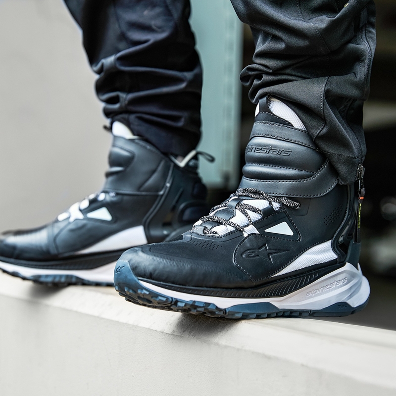Alpinestars Speedstreet melni un balti motocikla zābaki