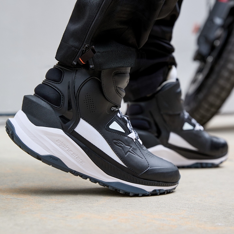Alpinestars Speedstreet melni un balti motocikla zābaki