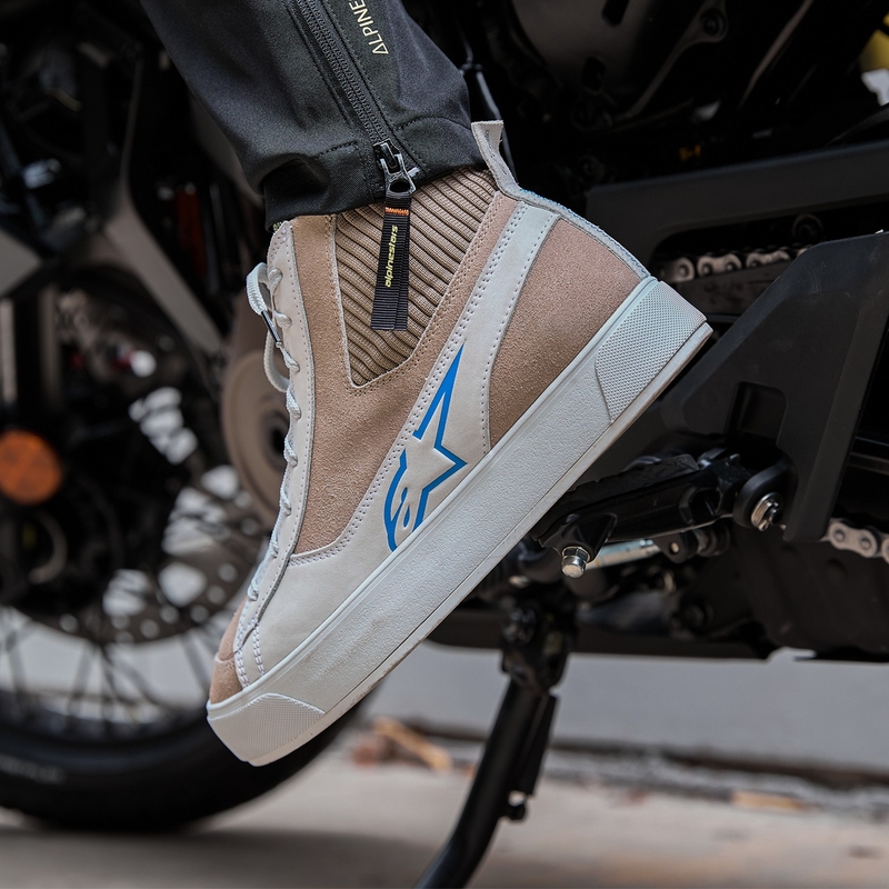 Alpinestars Stella Stated Podium Sieviešu motociklu zābaki Balti un gaiši pelēki