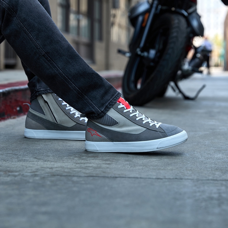 Alpinestars Stated gaiši pelēki-fluo sarkani-balti motocikla zābaki