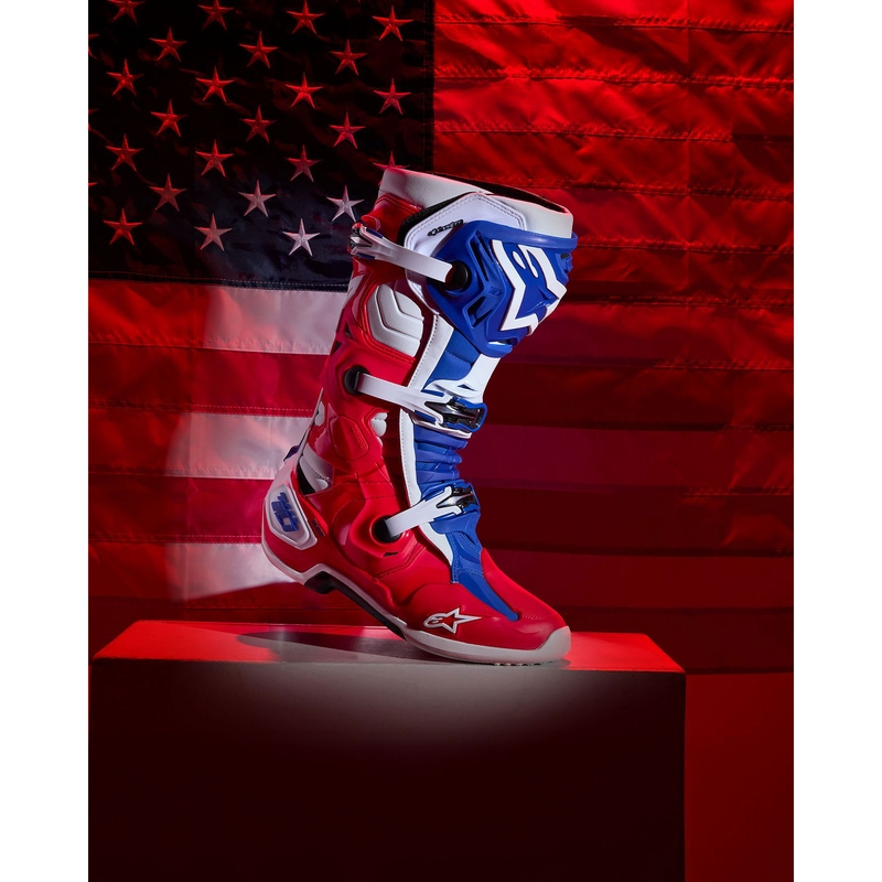 Alpinestars Tech 10 ierobežotas sērijas FORTITUDE balti-zili-sarkani motocikla zābaki