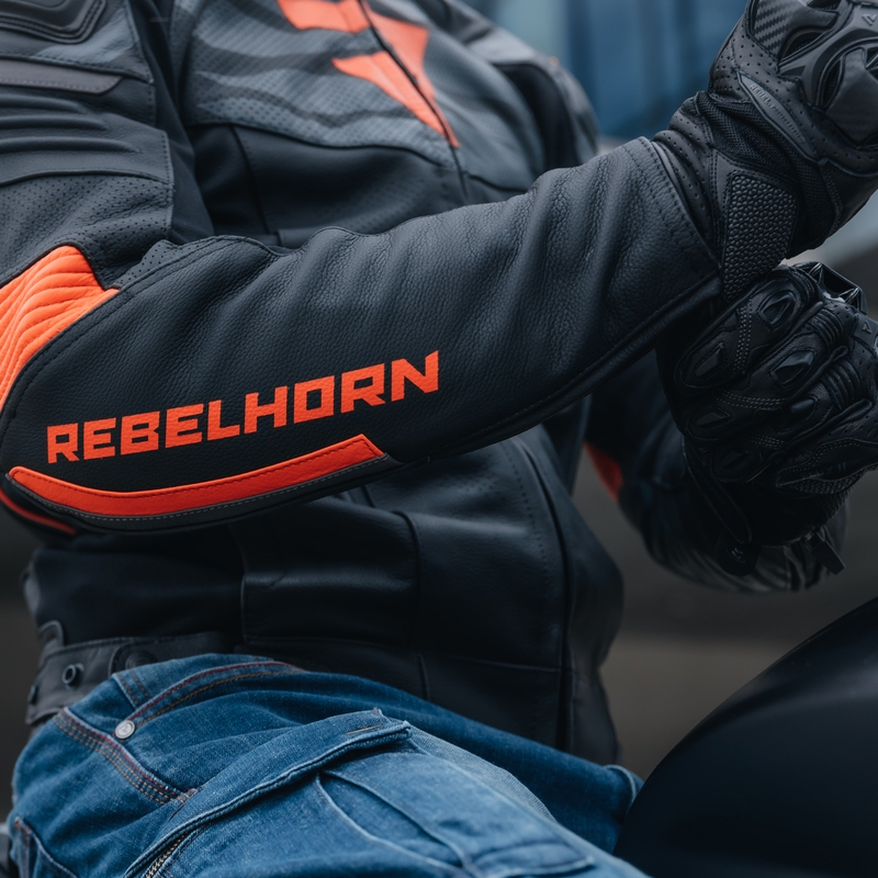Rebelhorn Vandal Melnā un sarkanā ādas motocikla jaka