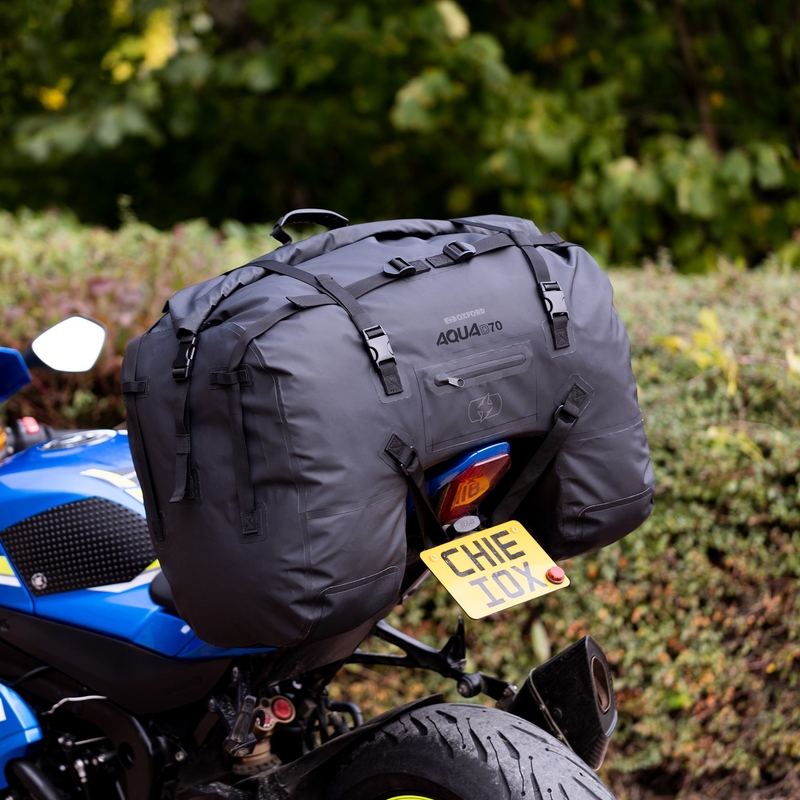 Oxford Aqua D-70 melns aizmugurējais seglu spilvens