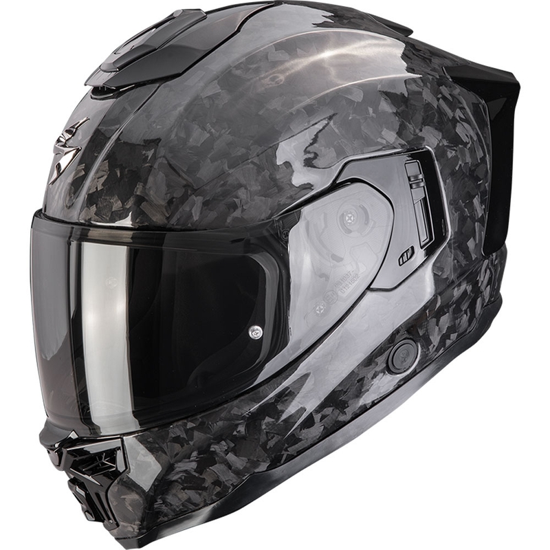 Scorpion EXO-1500 Carbon Air Onyx motocikla ķivere, melna, pilnībā aprīkota ar speciālu aizsargapvalku.