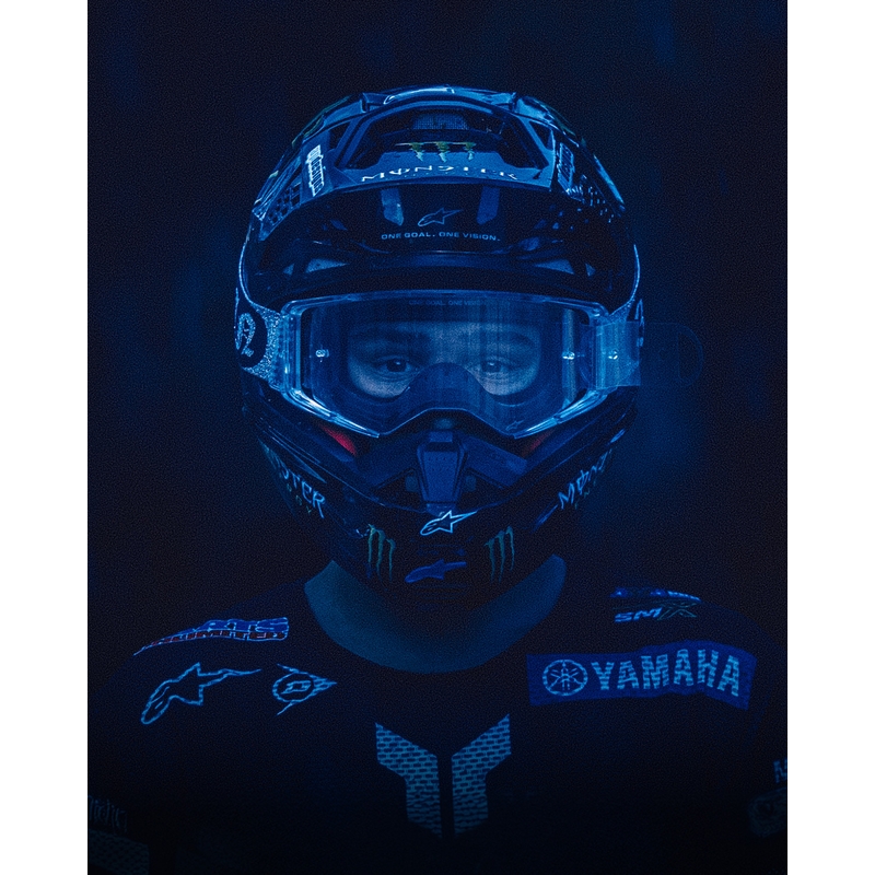 Alpinestars Supertech Vision DNGR38 XXV melnas un sudraba krāsas motokrosa brilles ar spoguļstikliem un sudraba pleksi stiklu