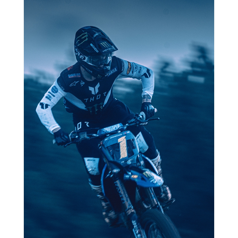 Alpinestars Supertech Vision DNGR38 XXV melnas un sudraba krāsas motokrosa brilles ar spoguļstikliem un sudraba pleksi stiklu