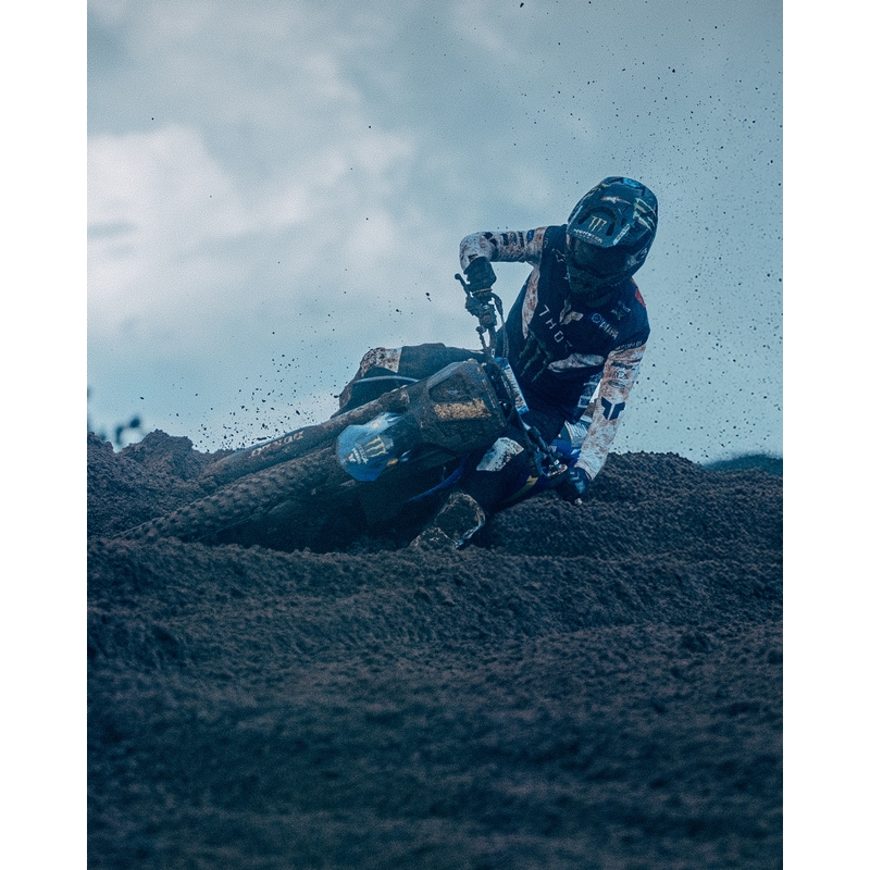 Alpinestars Supertech Vision DNGR38 XXV melnas un sudraba krāsas motokrosa brilles ar spoguļstikliem un sudraba pleksi stiklu
