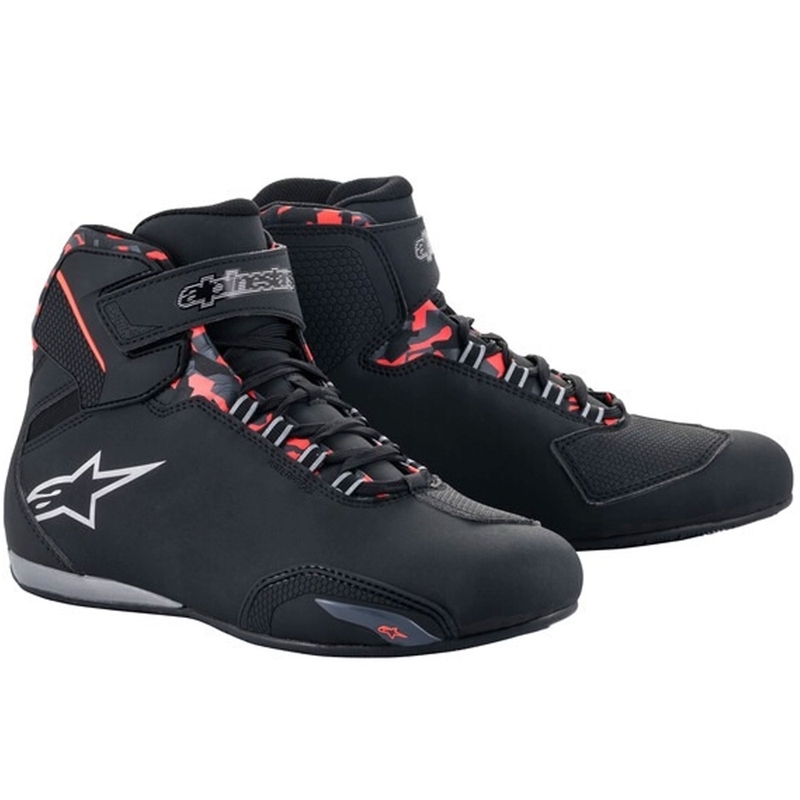 Alpinestars Sektor Ūdensnecaurlaidīgi melni-sarkani-pelēki-kamo motocikla zābaki