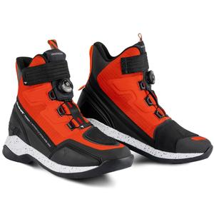 Shima Takeshi melni un sarkani motocikla zābaki