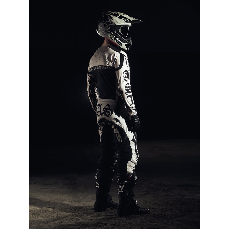 Alpinestars Supertech S-M7 ierobežotā izdevuma motokrosa ķivere Wolf Dust smilšu-melna