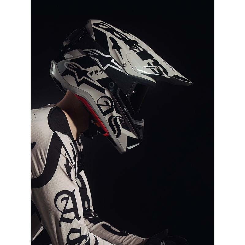 Alpinestars Supertech S-M7 ierobežotā izdevuma motokrosa ķivere Wolf Dust smilšu-melna