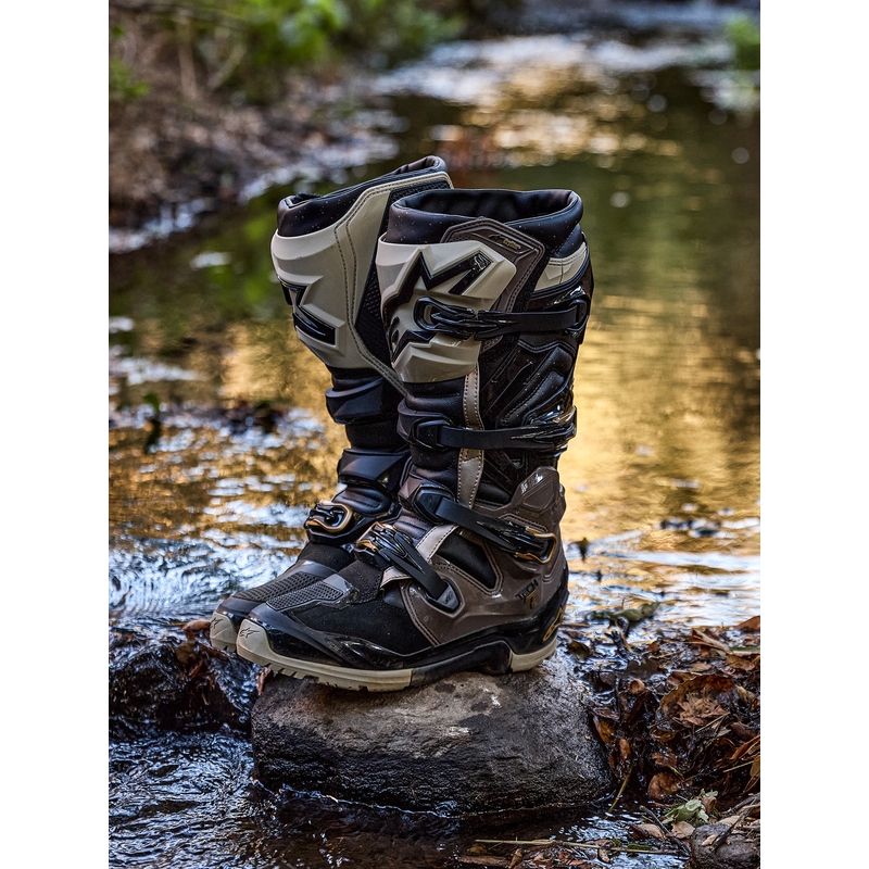 Alpinestars TECH 7 Enduro Drystar motocikla zābaki melni-tumši pelēki-zelta krāsā