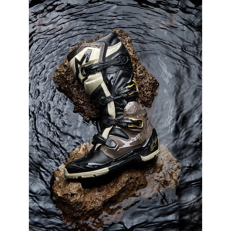 Alpinestars TECH 7 Enduro Drystar motocikla zābaki melni-tumši pelēki-zelta krāsā