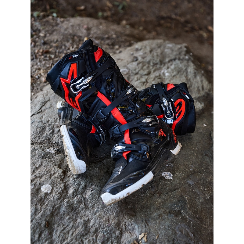 Alpinestars TECH 7 Enduro Drystar motocikla zābaki melni-fluorescējoši sarkani-balti