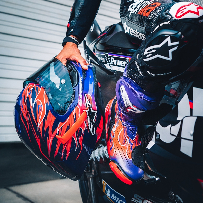 Alpinestars Supertech R-10 Flyte motocikla ķivere, pilna izmēra, ierobežotas izlaiduma, Jorge Martin, violeti sarkana