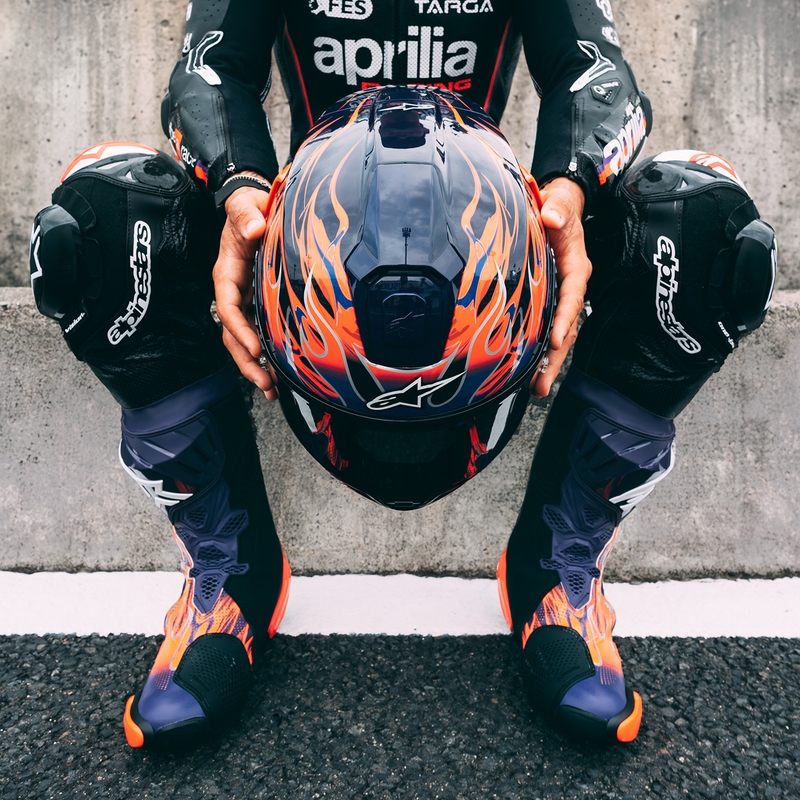 Alpinestars Supertech R-10 Flyte motocikla ķivere, pilna izmēra, ierobežotas izlaiduma, Jorge Martin, violeti sarkana
